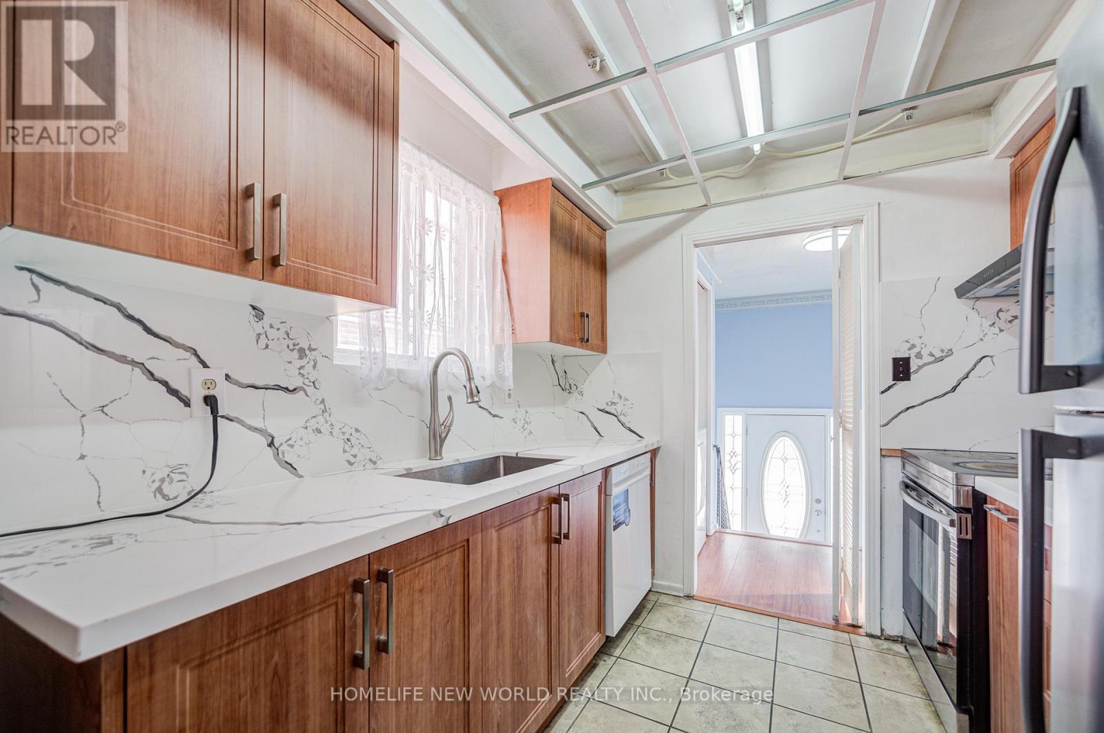 Upper - 152 Micmac Crescent, Toronto, Ontario  M2H 2K2 - Photo 3 - C12996802