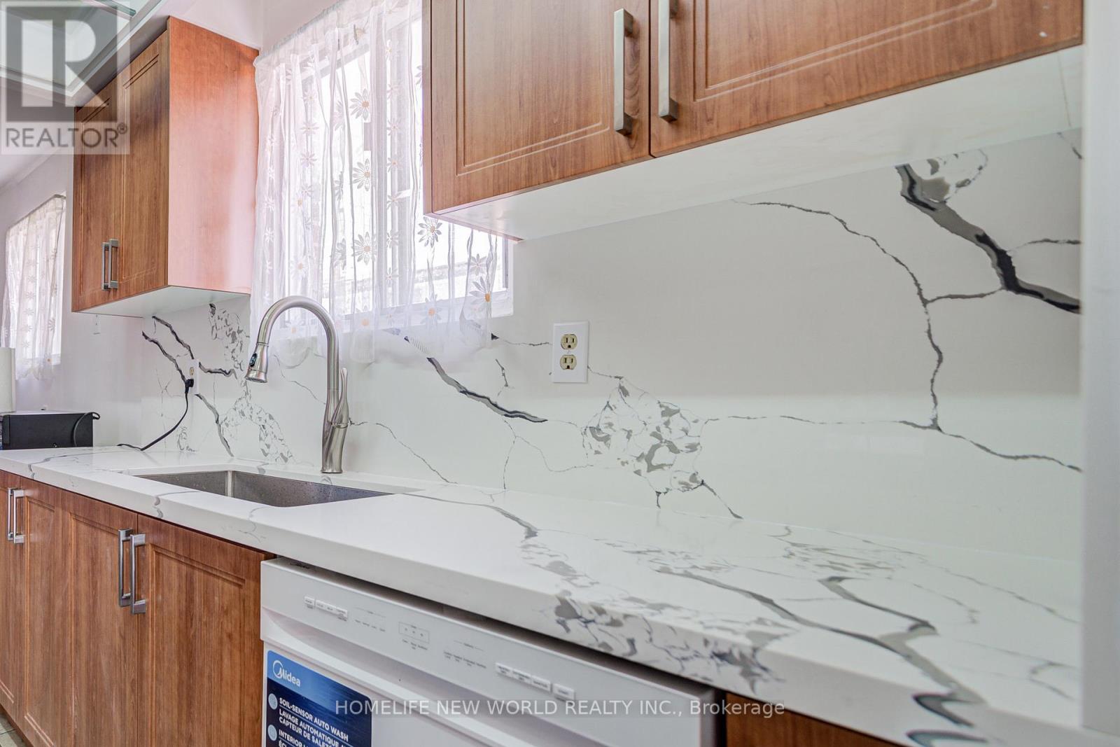 Upper - 152 Micmac Crescent, Toronto, Ontario  M2H 2K2 - Photo 5 - C12996802