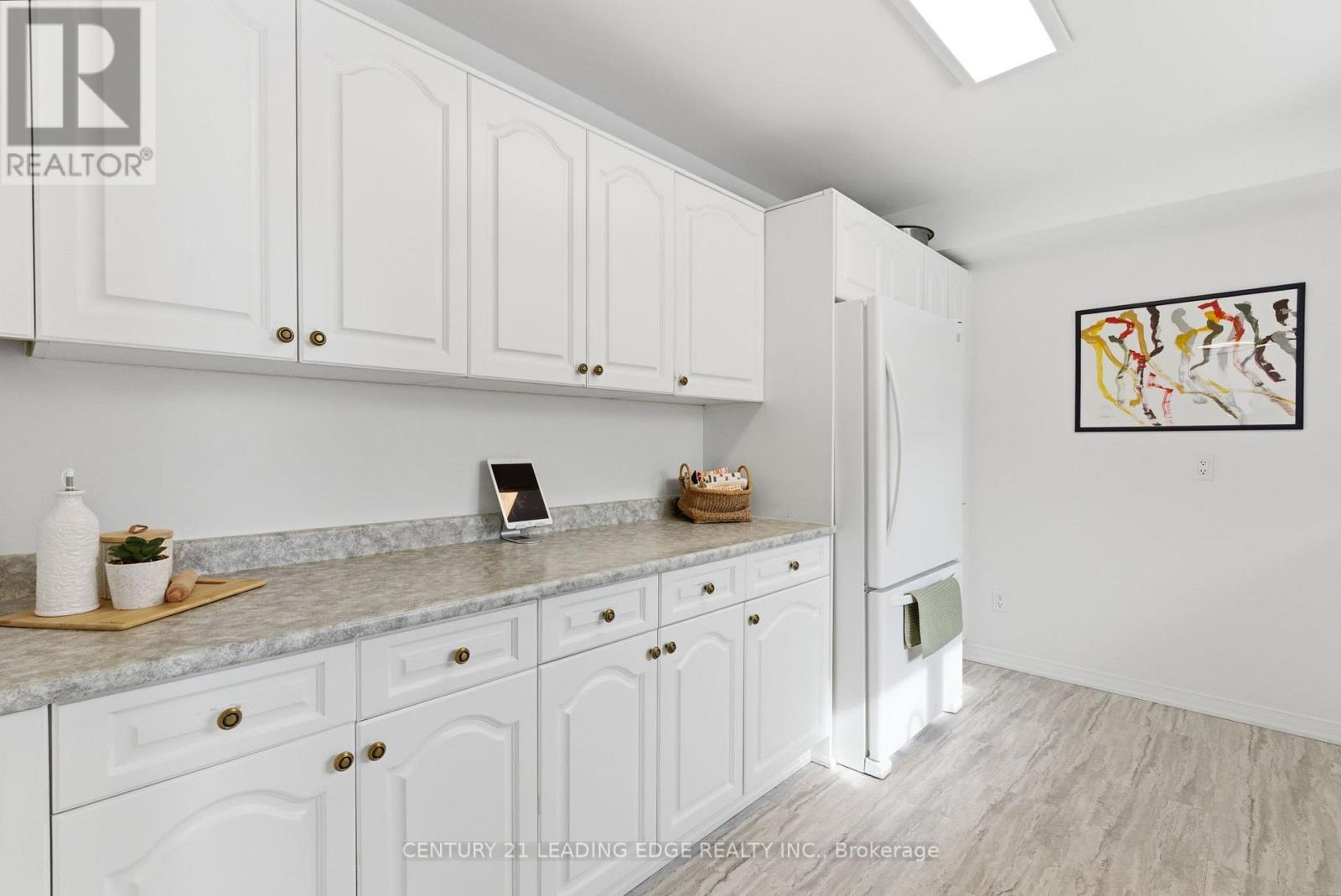 581 Arnhem Drive, Oshawa, Ontario  L1G 2J7 - Photo 6 - E12996744