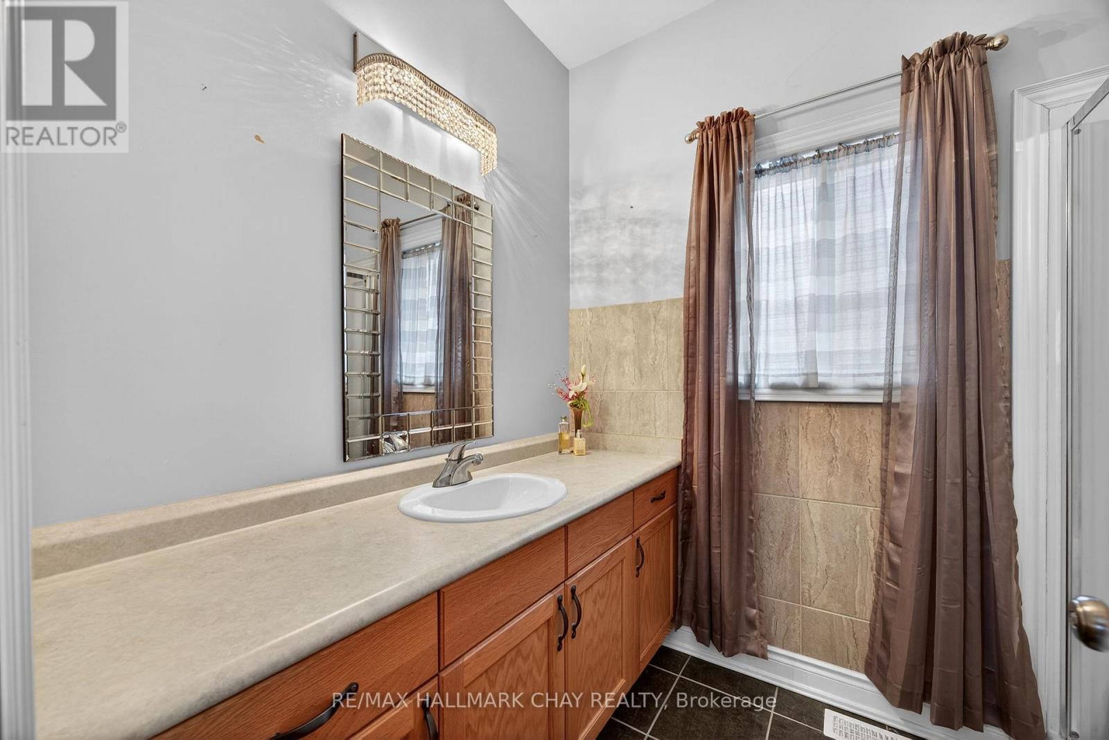 60 Brownley Lane, Essa, Ontario  L3W 0P9 - Photo 22 - N12996472