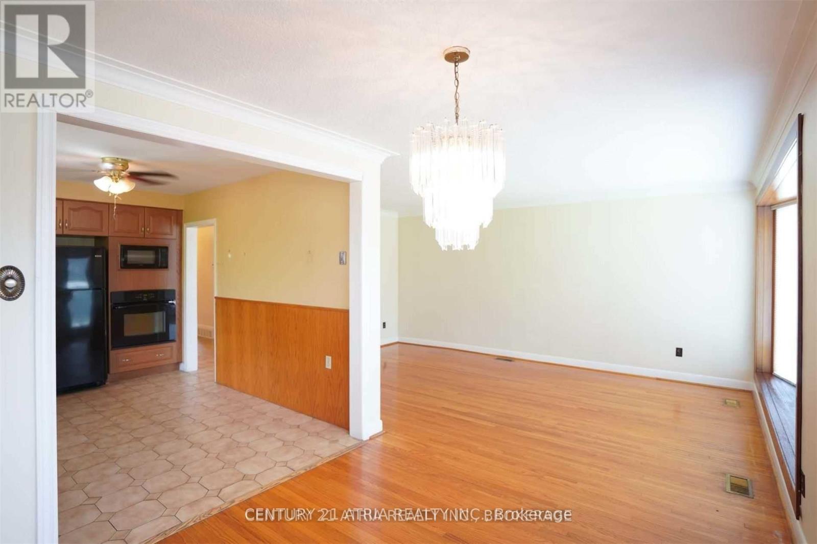 438 Lynett Crescent, Richmond Hill, Ontario  L4C 2V7 - Photo 7 - N12996568