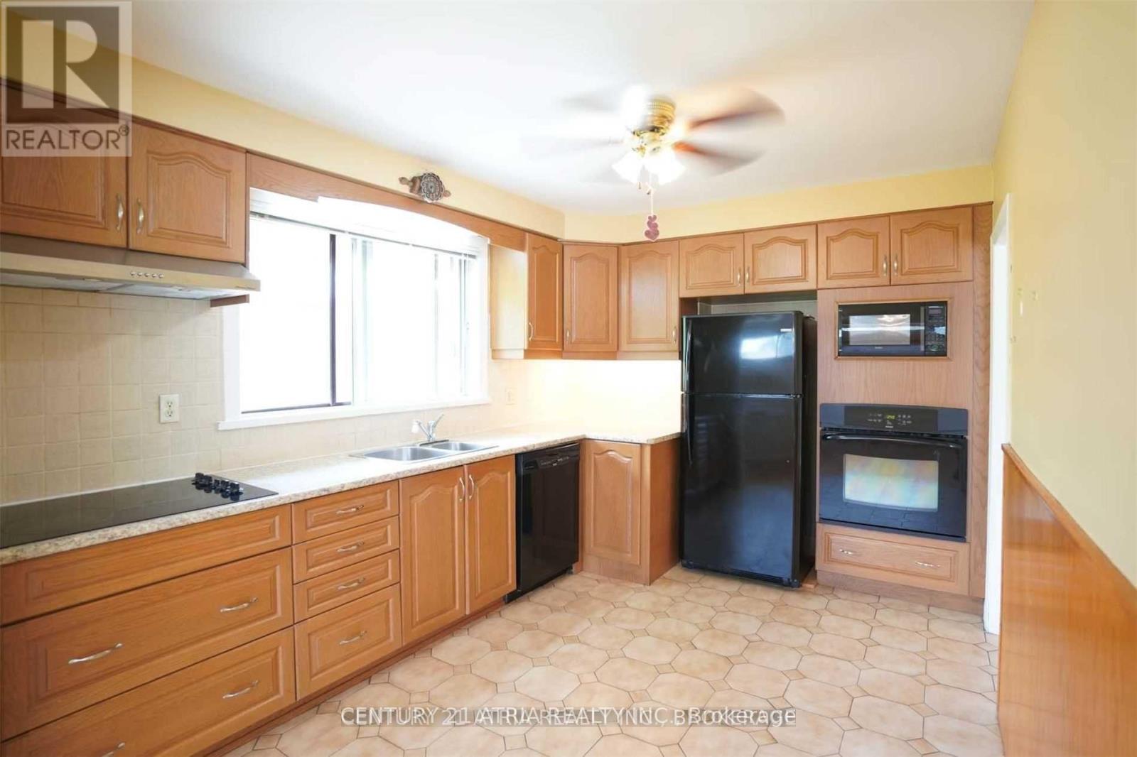 438 Lynett Crescent, Richmond Hill, Ontario  L4C 2V7 - Photo 8 - N12996568