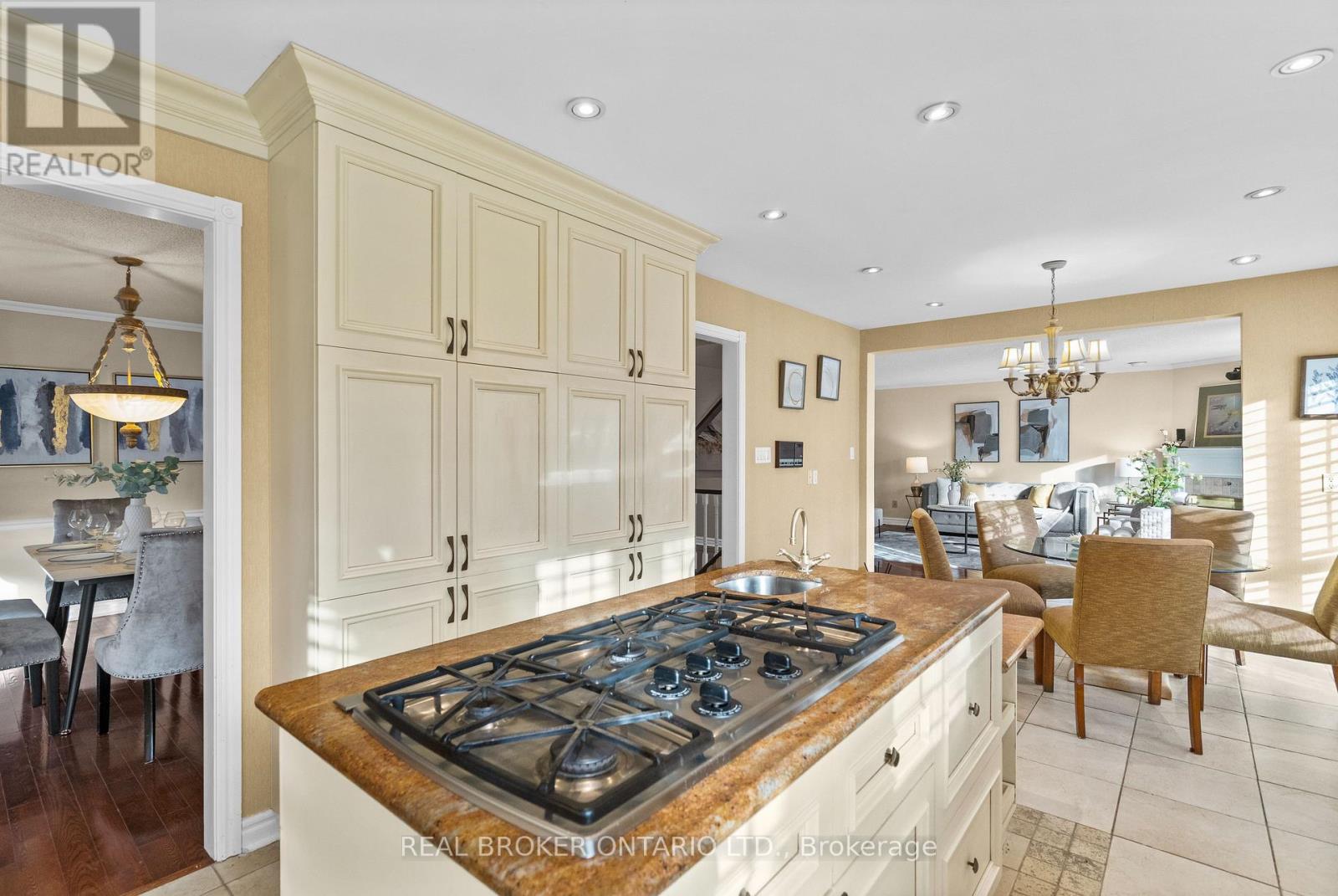 36 Ellingwood Court, Markham, Ontario  L3R 8A7 - Photo 11 - N12996650