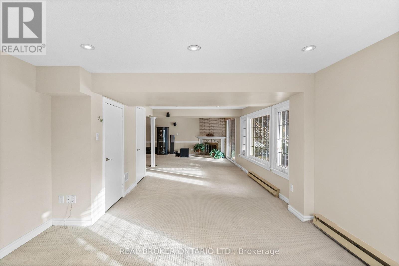 36 Ellingwood Court, Markham, Ontario  L3R 8A7 - Photo 2 - N12996650