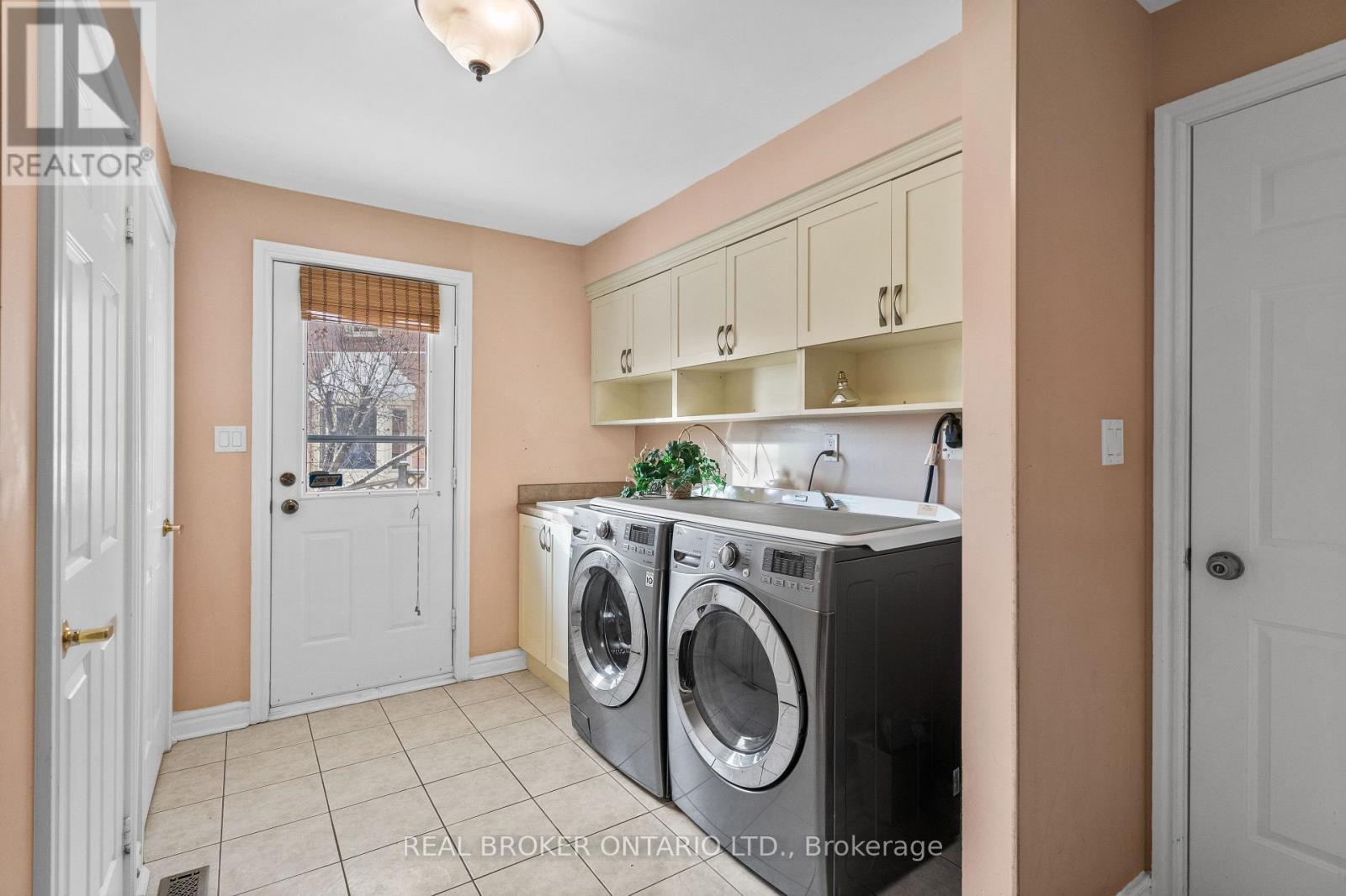 36 Ellingwood Court, Markham, Ontario  L3R 8A7 - Photo 8 - N12996650