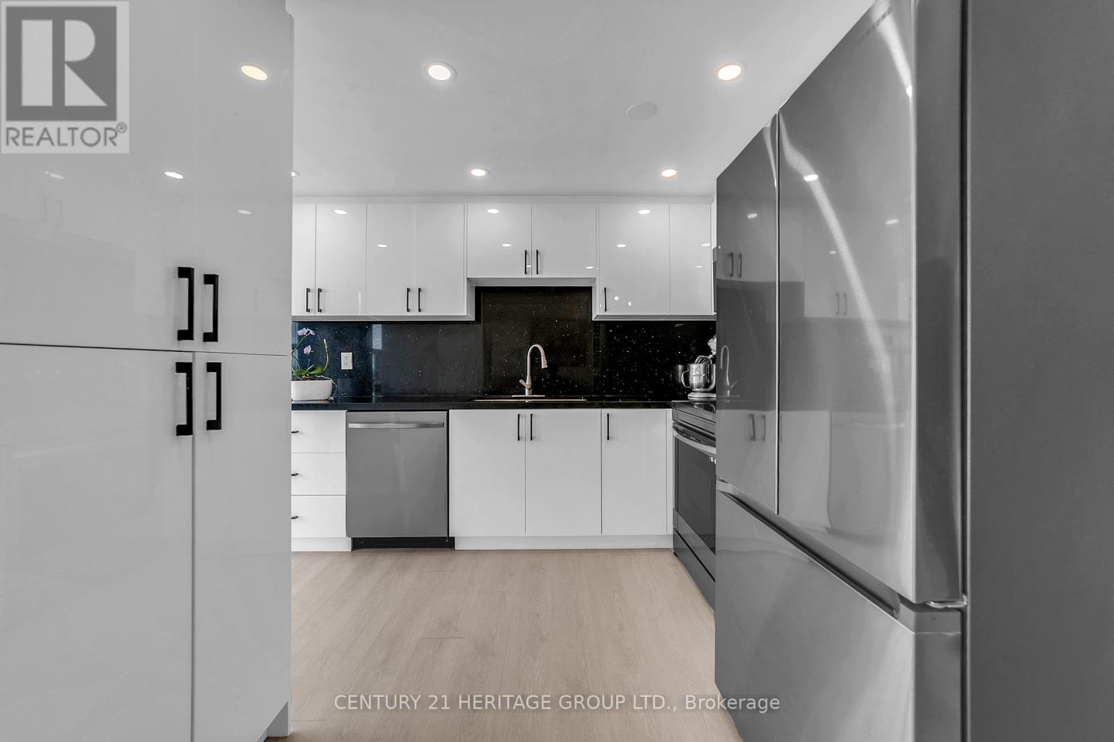 806 - 30 Harding Boulevard W, Richmond Hill, Ontario  L4C 9M3 - Photo 15 - N12996778