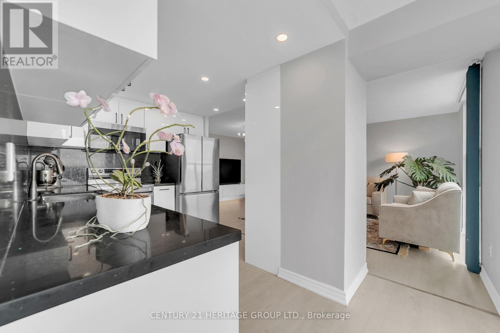 806 - 30 Harding Boulevard W, Richmond Hill, Ontario  L4C 9M3 - Photo 18 - N12996778