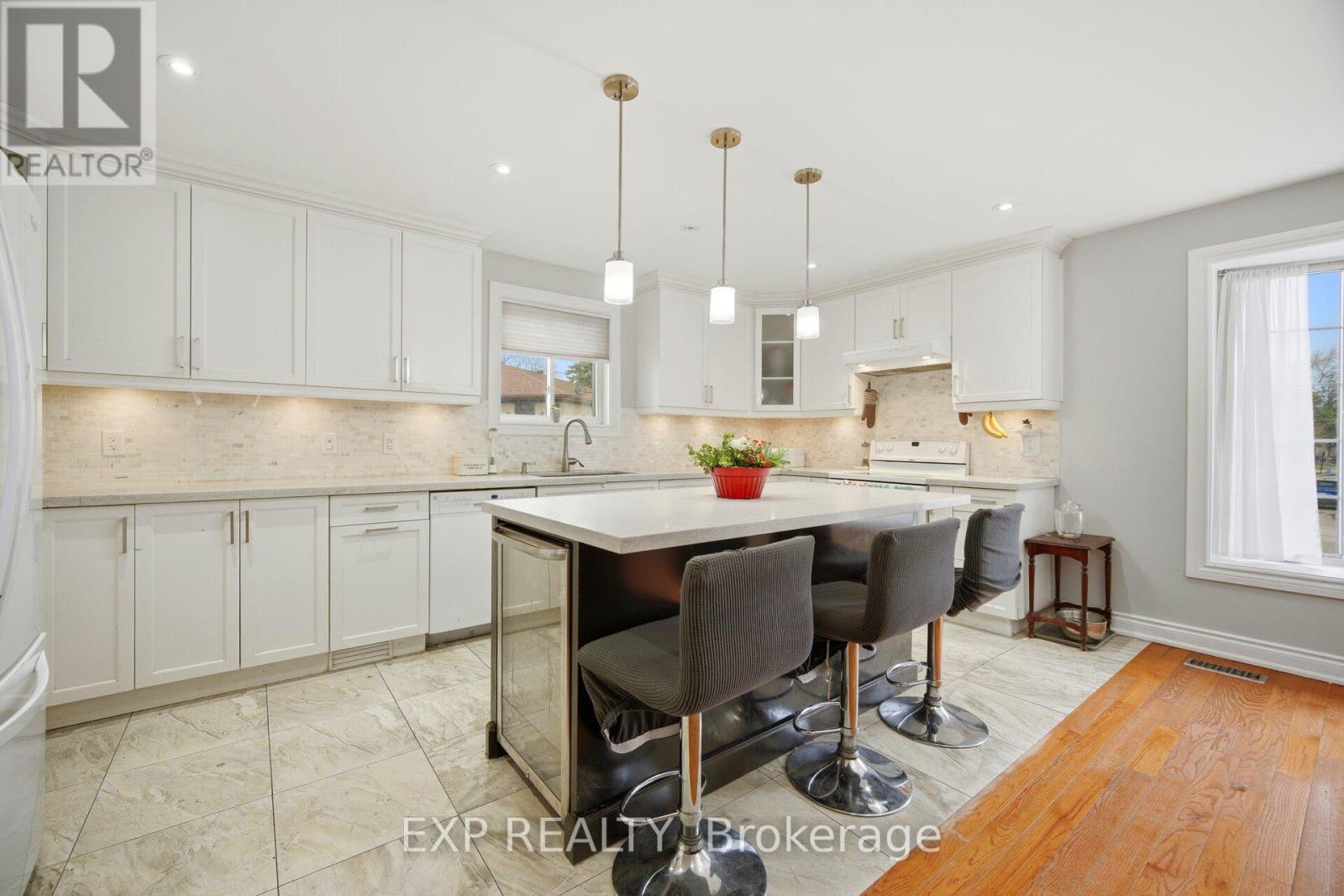 274 Demaine Crescent, Richmond Hill, Ontario  L4C 2W5 - Photo 11 - N12996814