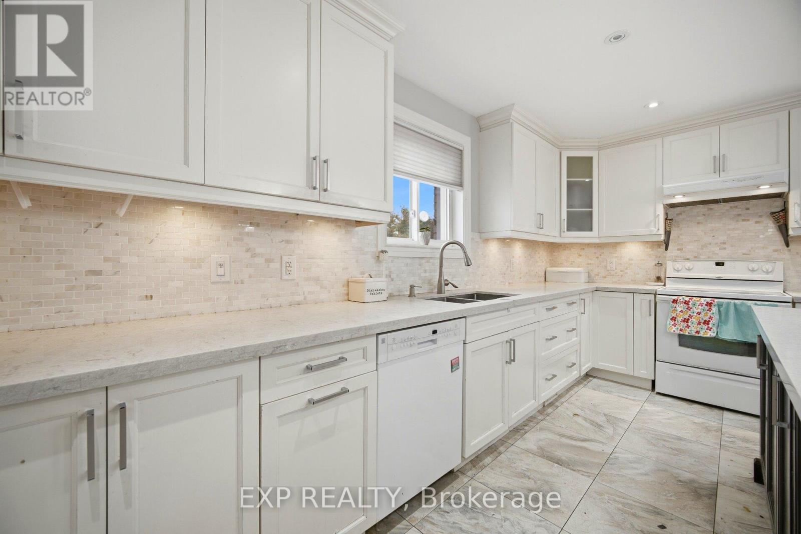 274 Demaine Crescent, Richmond Hill, Ontario  L4C 2W5 - Photo 16 - N12996814