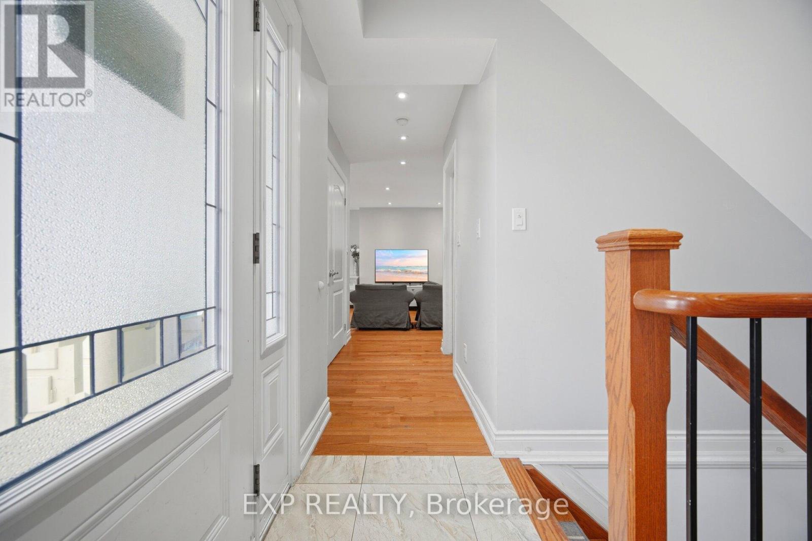 274 Demaine Crescent, Richmond Hill, Ontario  L4C 2W5 - Photo 5 - N12996814