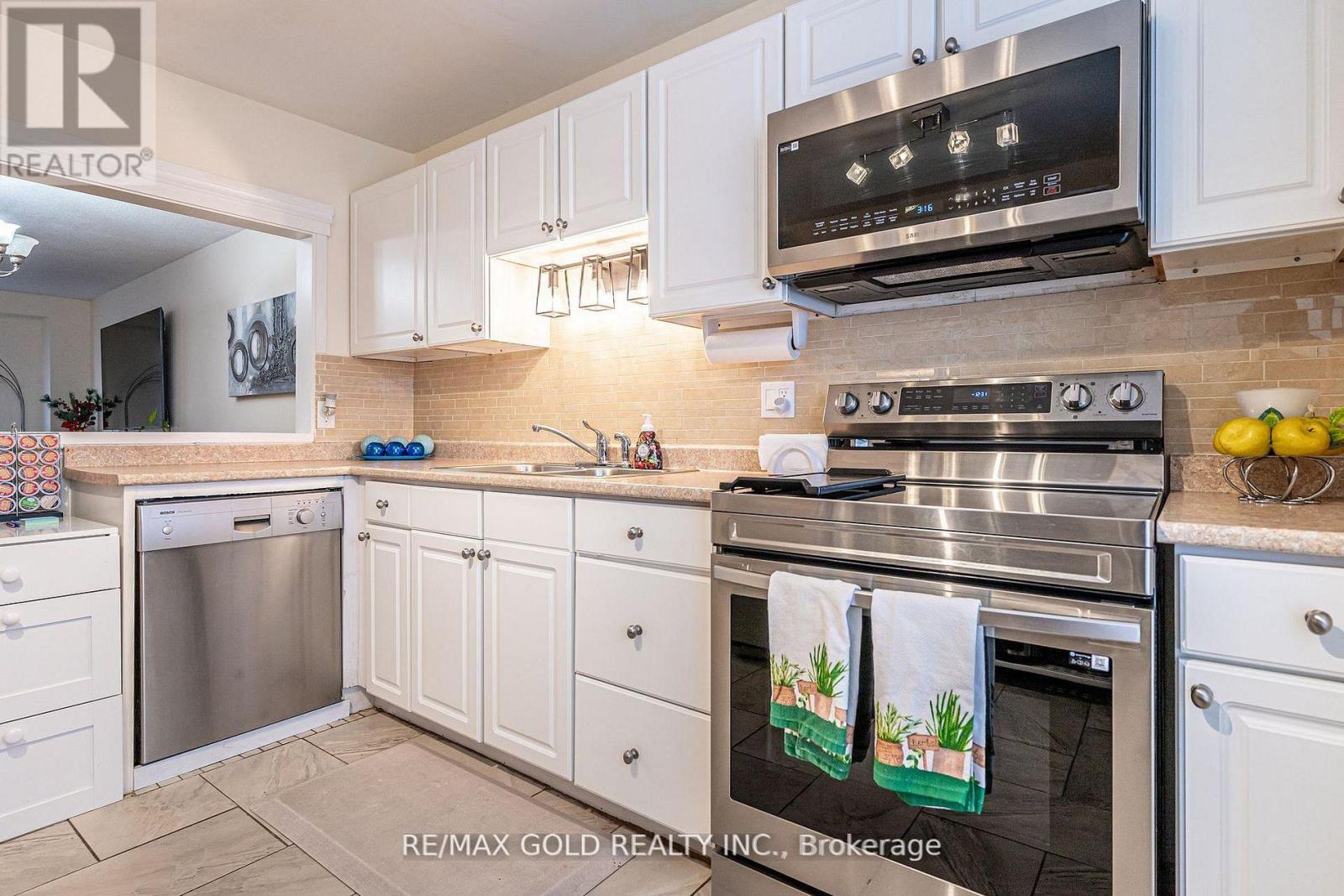 33 - 33 Guildford Crescent, Brampton, Ontario  L6S 3K2 - Photo 4 - W12996490