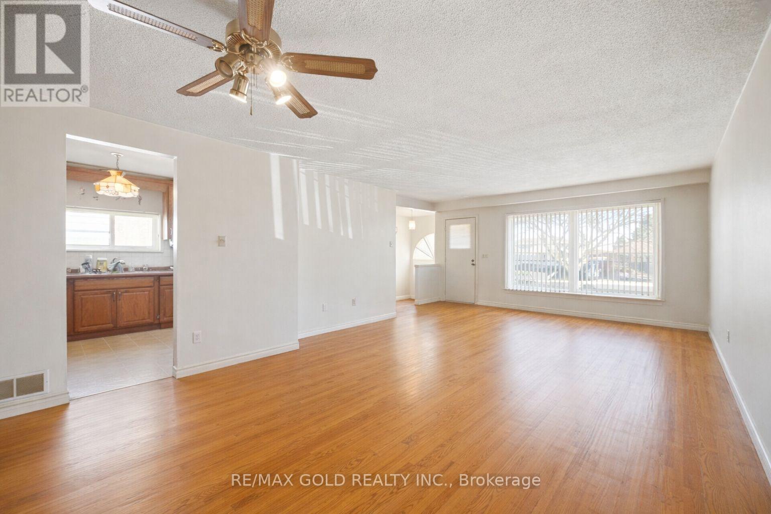 877 Consort Crescent, Mississauga, Ontario  L5C 1J8 - Photo 10 - W12996602