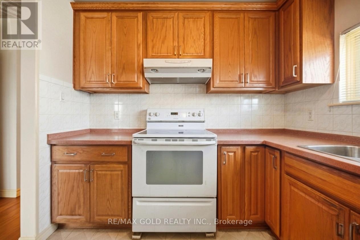 877 Consort Crescent, Mississauga, Ontario  L5C 1J8 - Photo 12 - W12996602