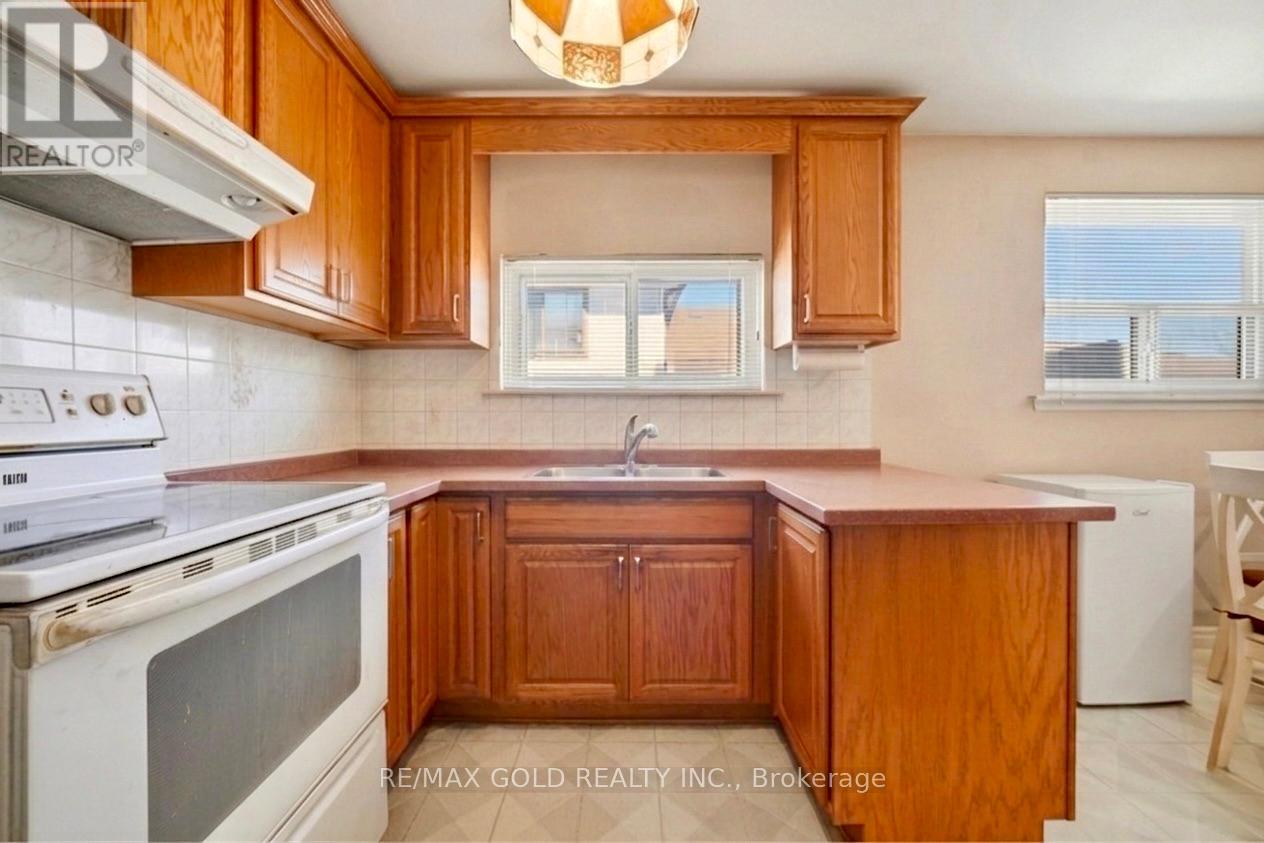 877 Consort Crescent, Mississauga, Ontario  L5C 1J8 - Photo 13 - W12996602