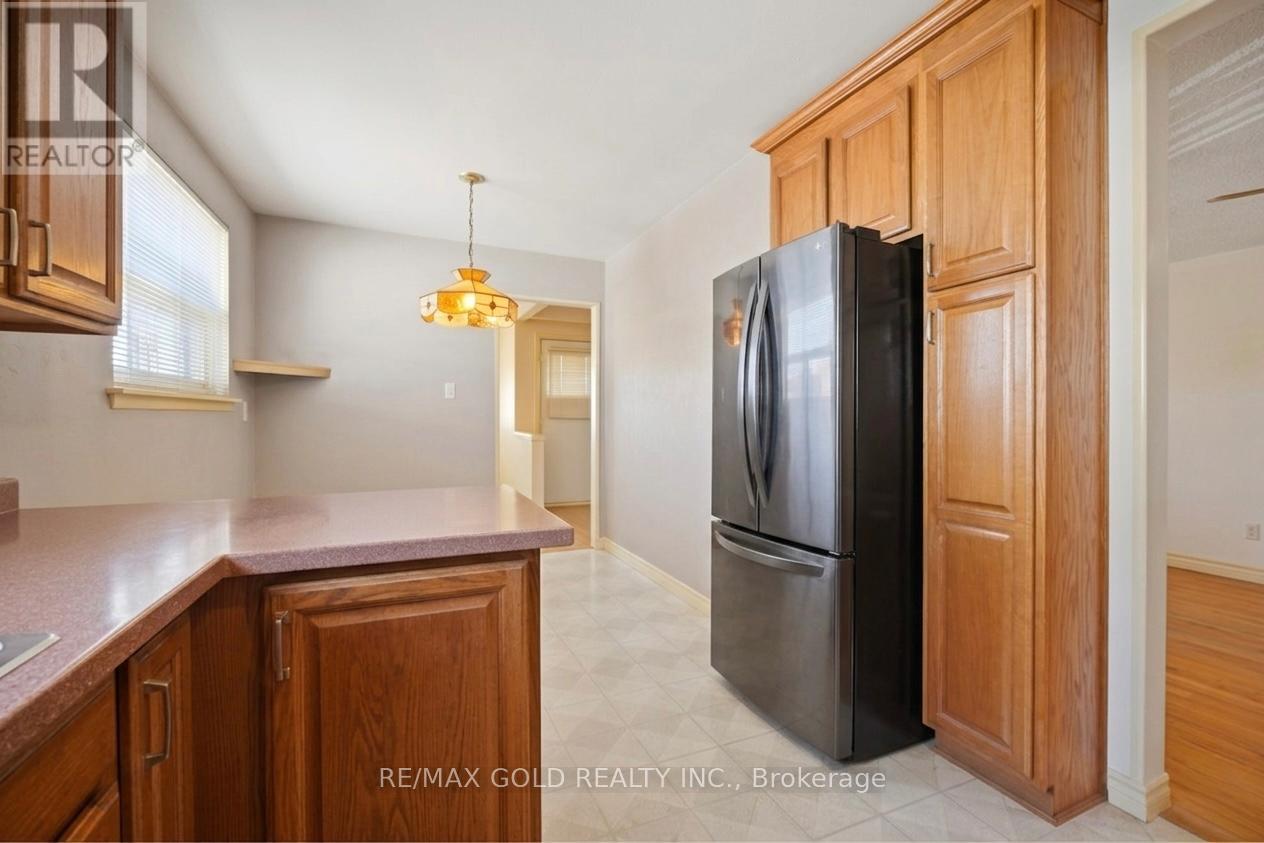 877 Consort Crescent, Mississauga, Ontario  L5C 1J8 - Photo 14 - W12996602