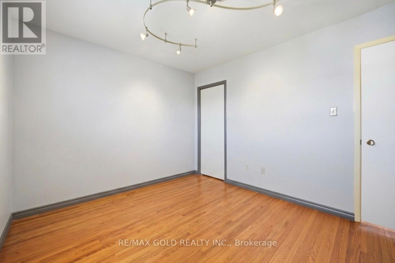 877 Consort Crescent, Mississauga, Ontario  L5C 1J8 - Photo 19 - W12996602