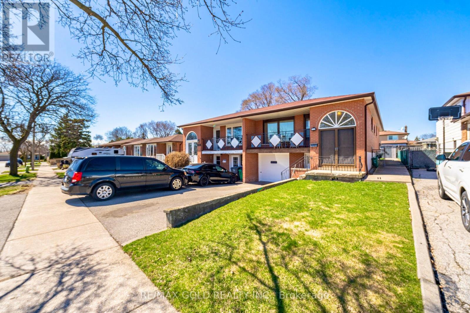 877 Consort Crescent, Mississauga, Ontario  L5C 1J8 - Photo 2 - W12996602