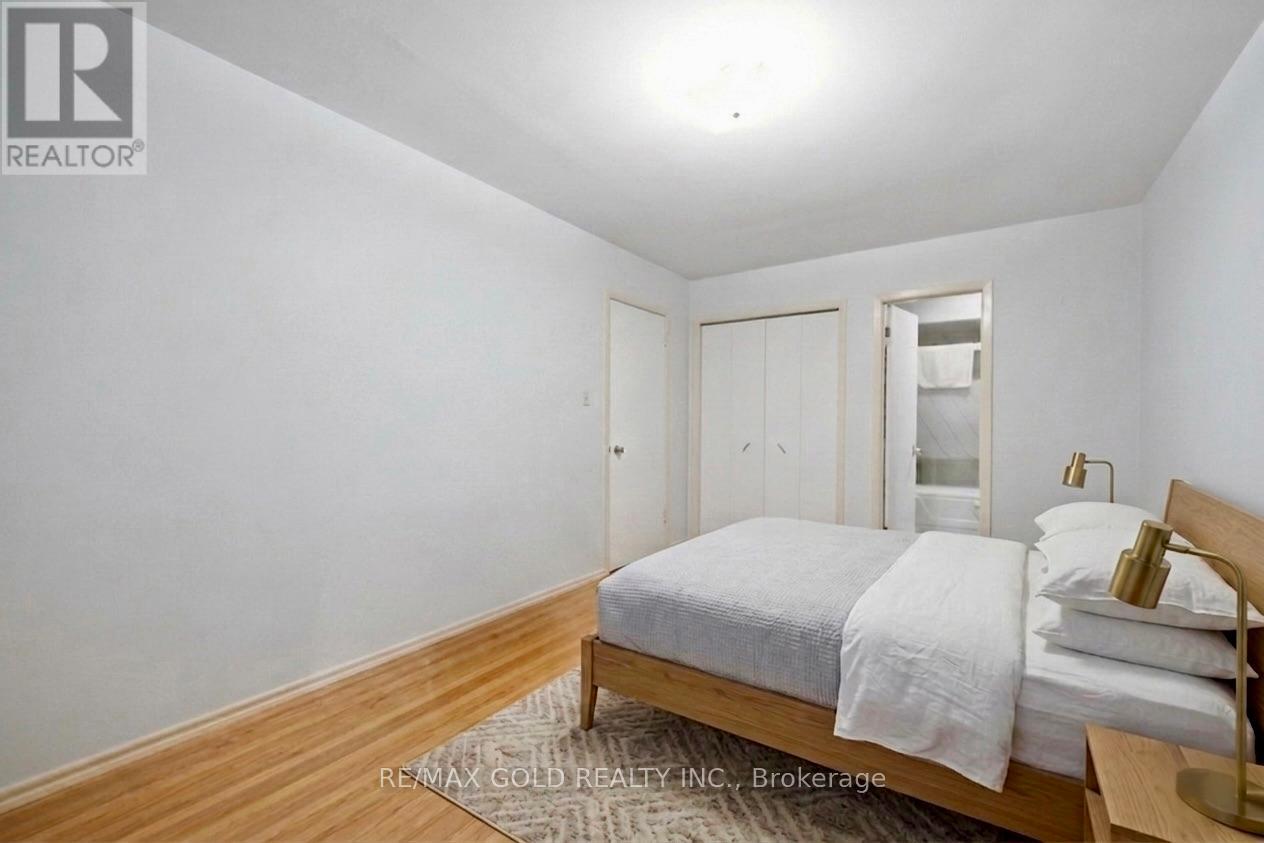 877 Consort Crescent, Mississauga, Ontario  L5C 1J8 - Photo 22 - W12996602