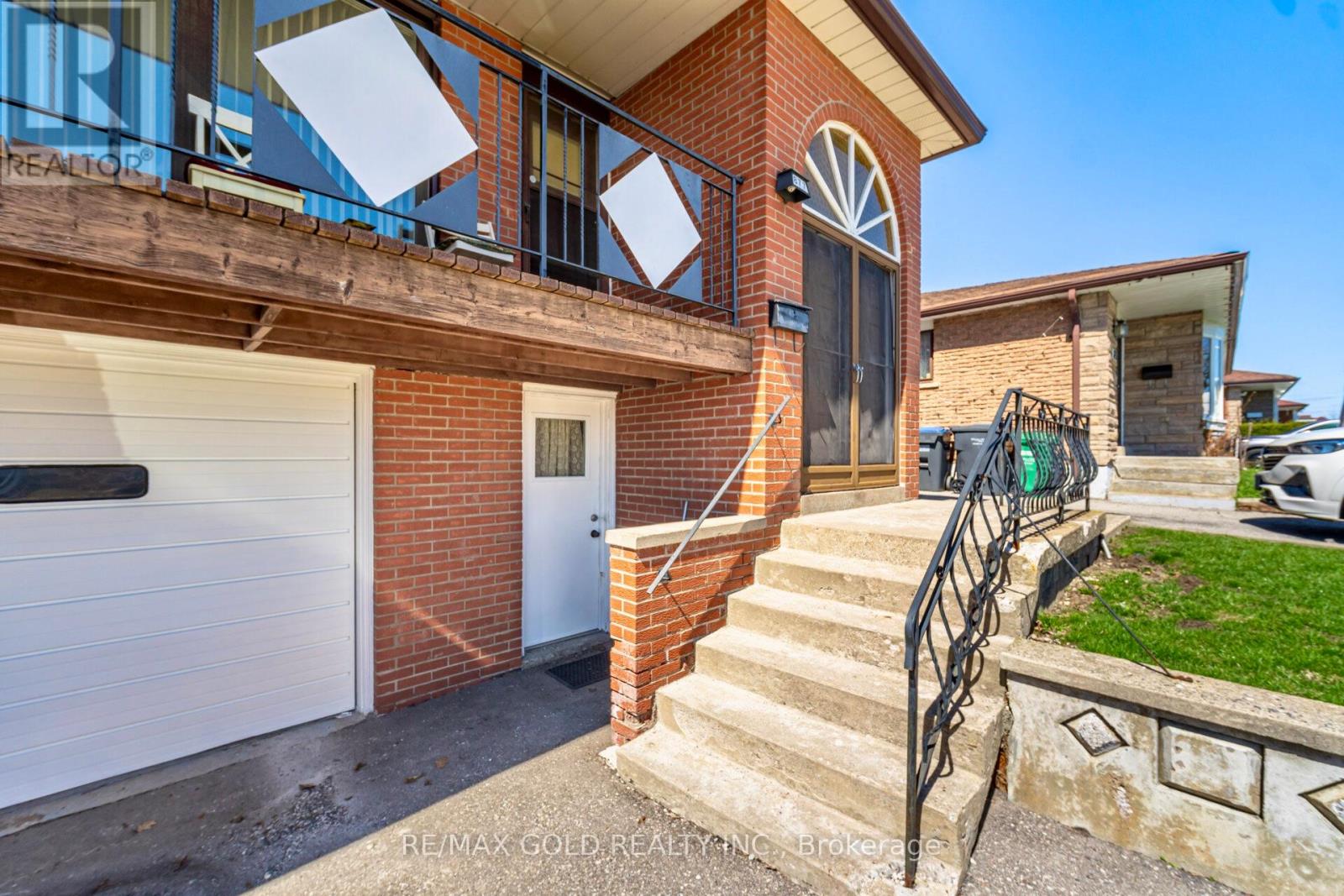 877 Consort Crescent, Mississauga, Ontario  L5C 1J8 - Photo 3 - W12996602