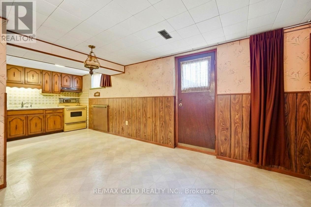 877 Consort Crescent, Mississauga, Ontario  L5C 1J8 - Photo 37 - W12996602