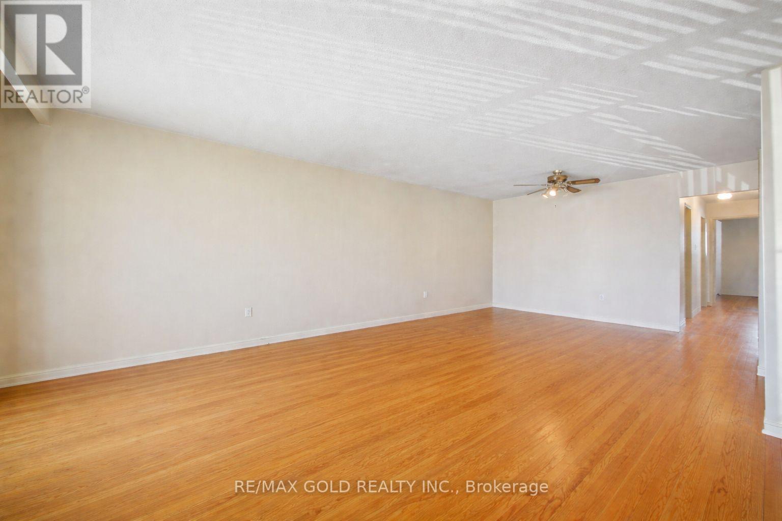 877 Consort Crescent, Mississauga, Ontario  L5C 1J8 - Photo 5 - W12996602