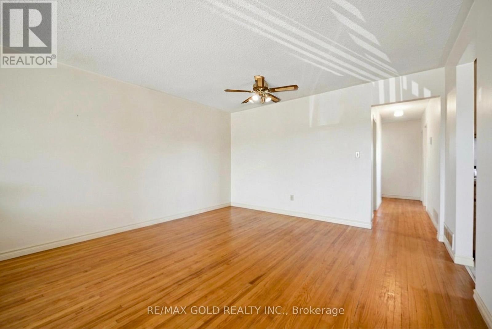 877 Consort Crescent, Mississauga, Ontario  L5C 1J8 - Photo 8 - W12996602