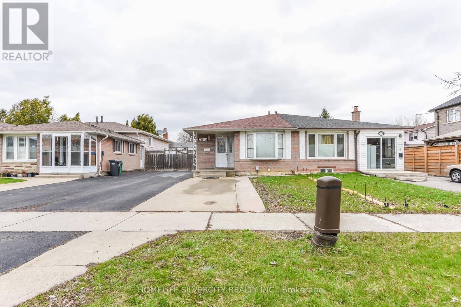 7816 Priory Crescent, Mississauga, Ontario  L4T 3H5 - Photo 2 - W12996606