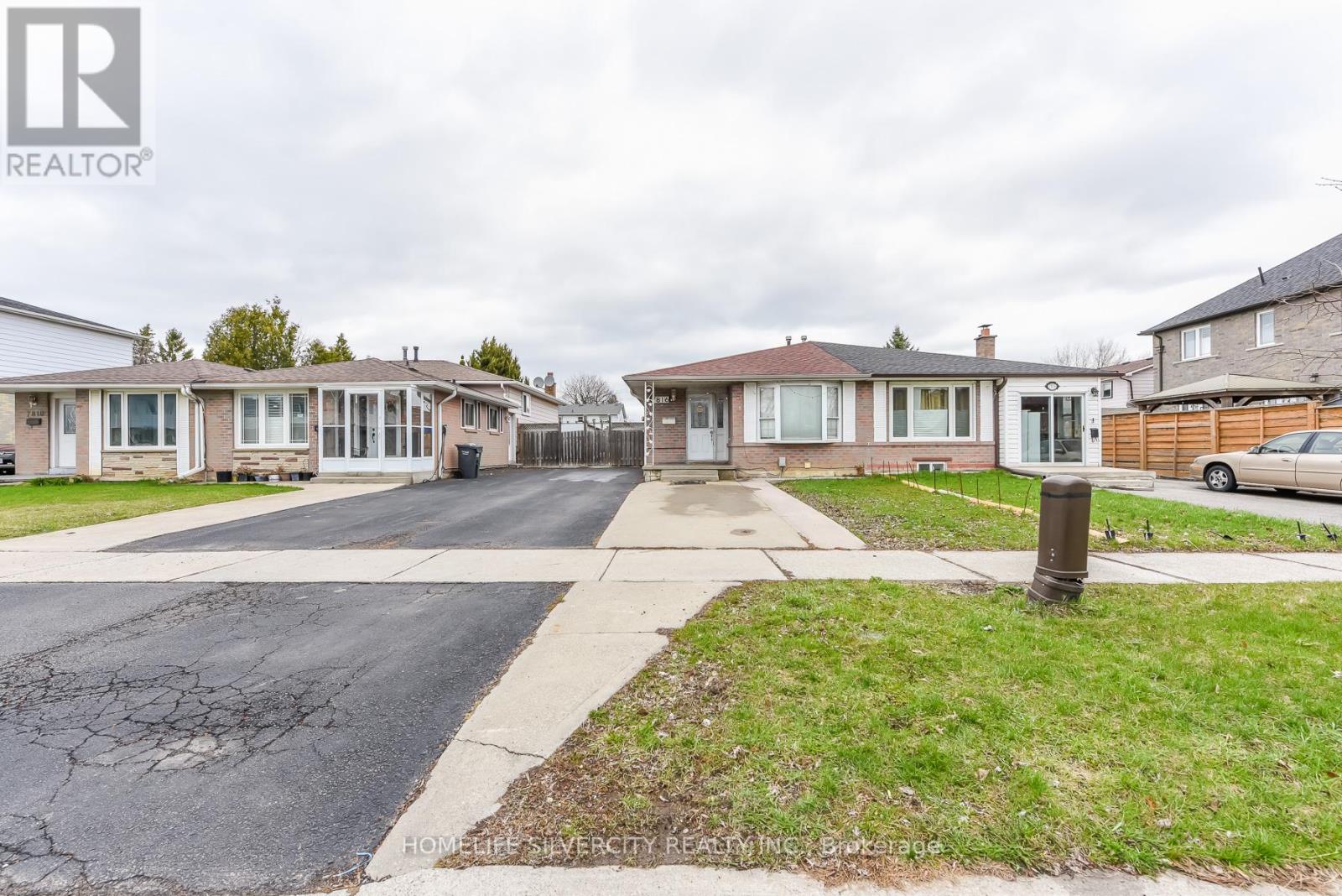 7816 Priory Crescent, Mississauga, Ontario  L4T 3H5 - Photo 3 - W12996606