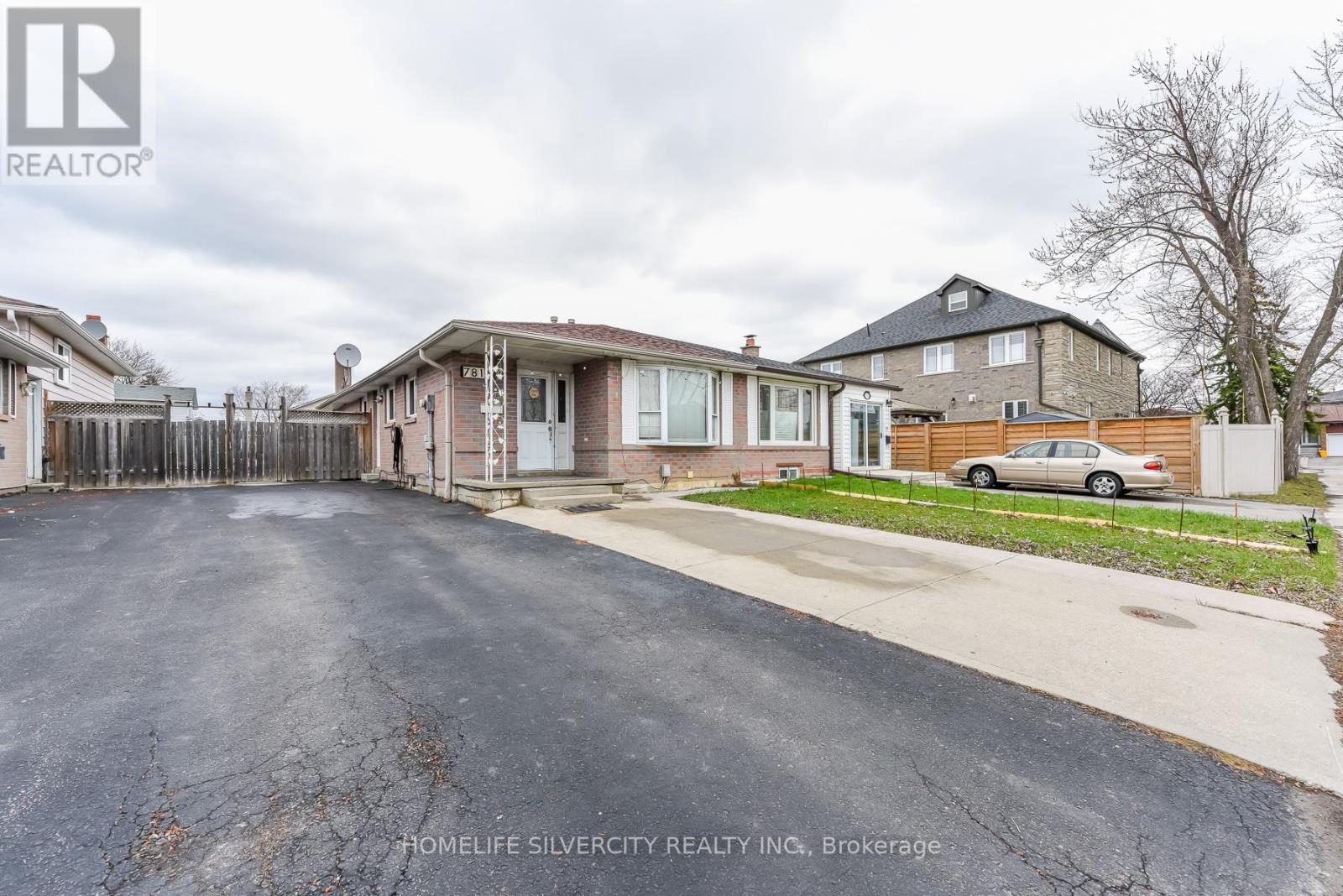 7816 Priory Crescent, Mississauga, Ontario  L4T 3H5 - Photo 4 - W12996606