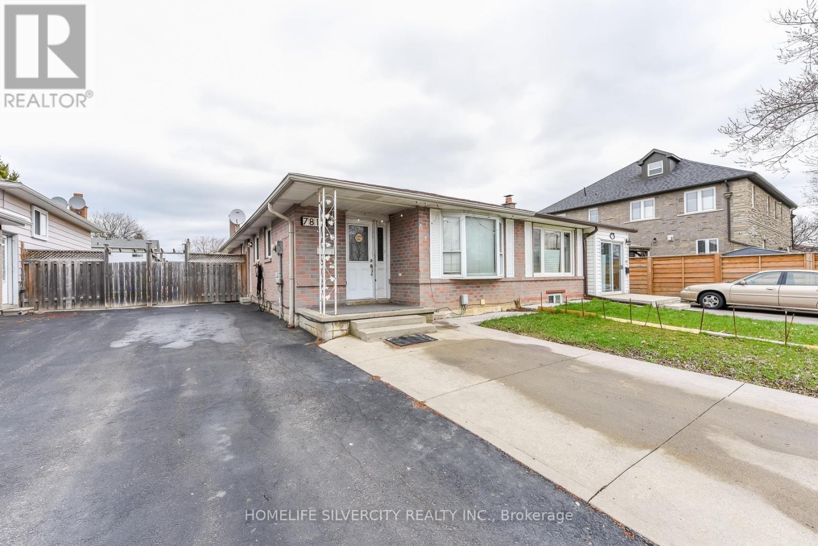 7816 Priory Crescent, Mississauga, Ontario  L4T 3H5 - Photo 5 - W12996606