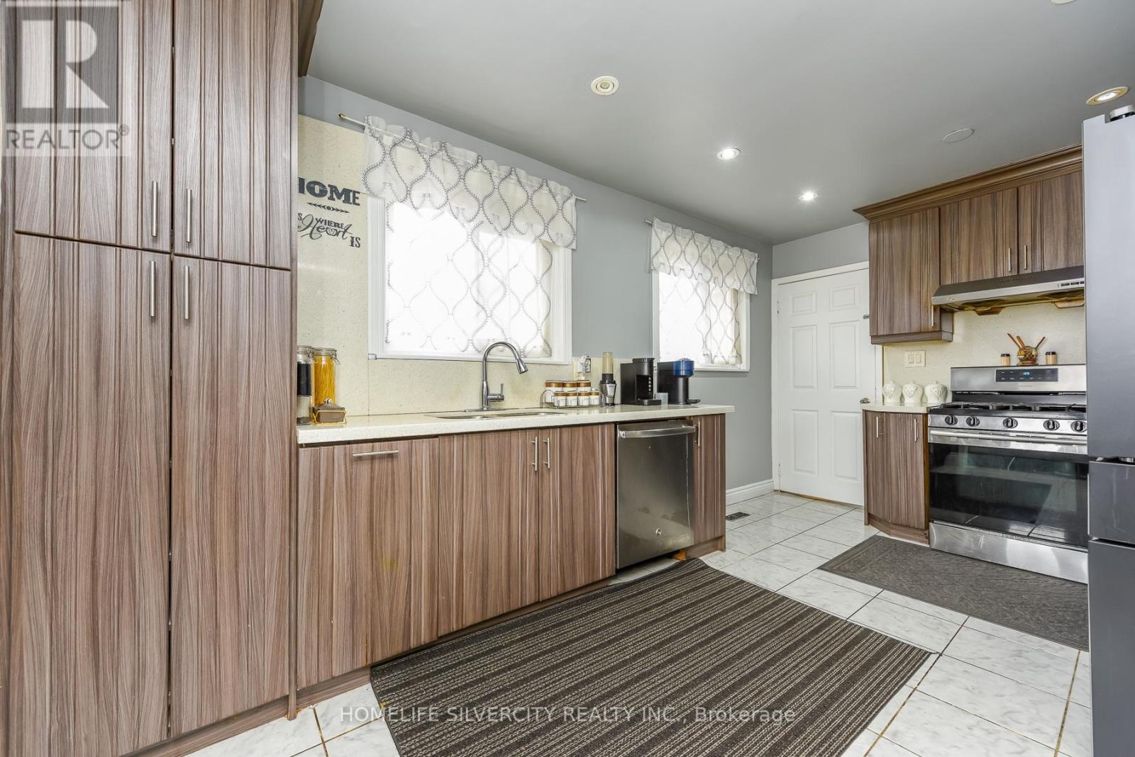 7816 Priory Crescent, Mississauga, Ontario  L4T 3H5 - Photo 8 - W12996606