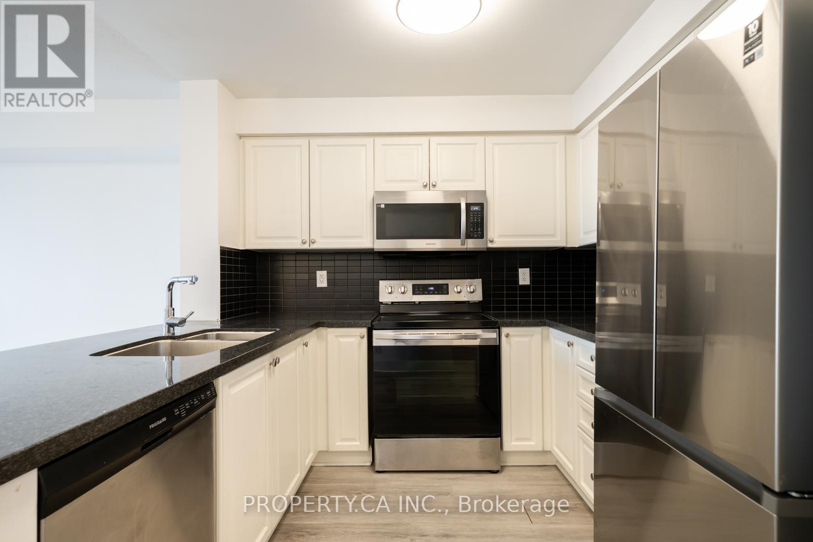 Lph06 - 3 Michael Power Place, Toronto, Ontario  M9A 0A2 - Photo 4 - W12996678