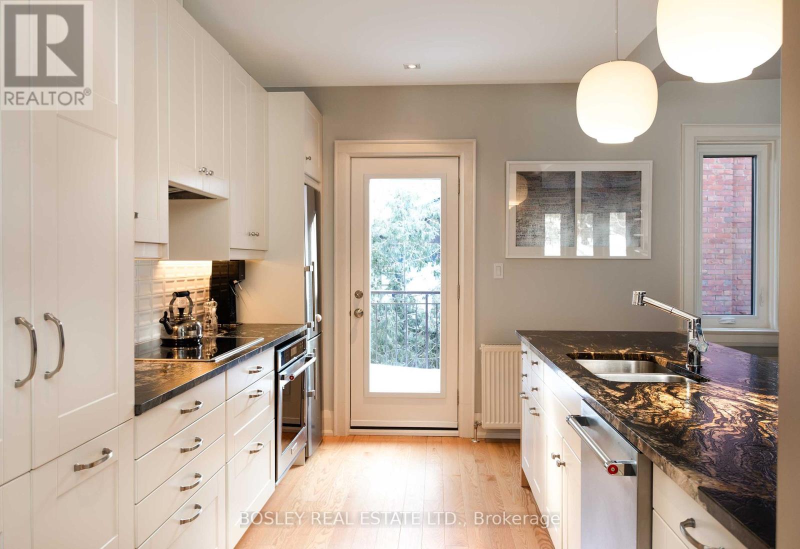 9 Indian Valley Crescent, Toronto, Ontario  M6R 1Y5 - Photo 10 - W12996698