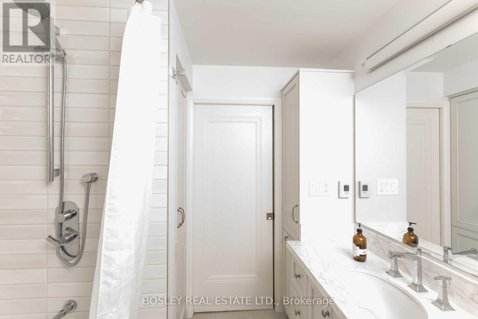 9 Indian Valley Crescent, Toronto, Ontario  M6R 1Y5 - Photo 18 - W12996698