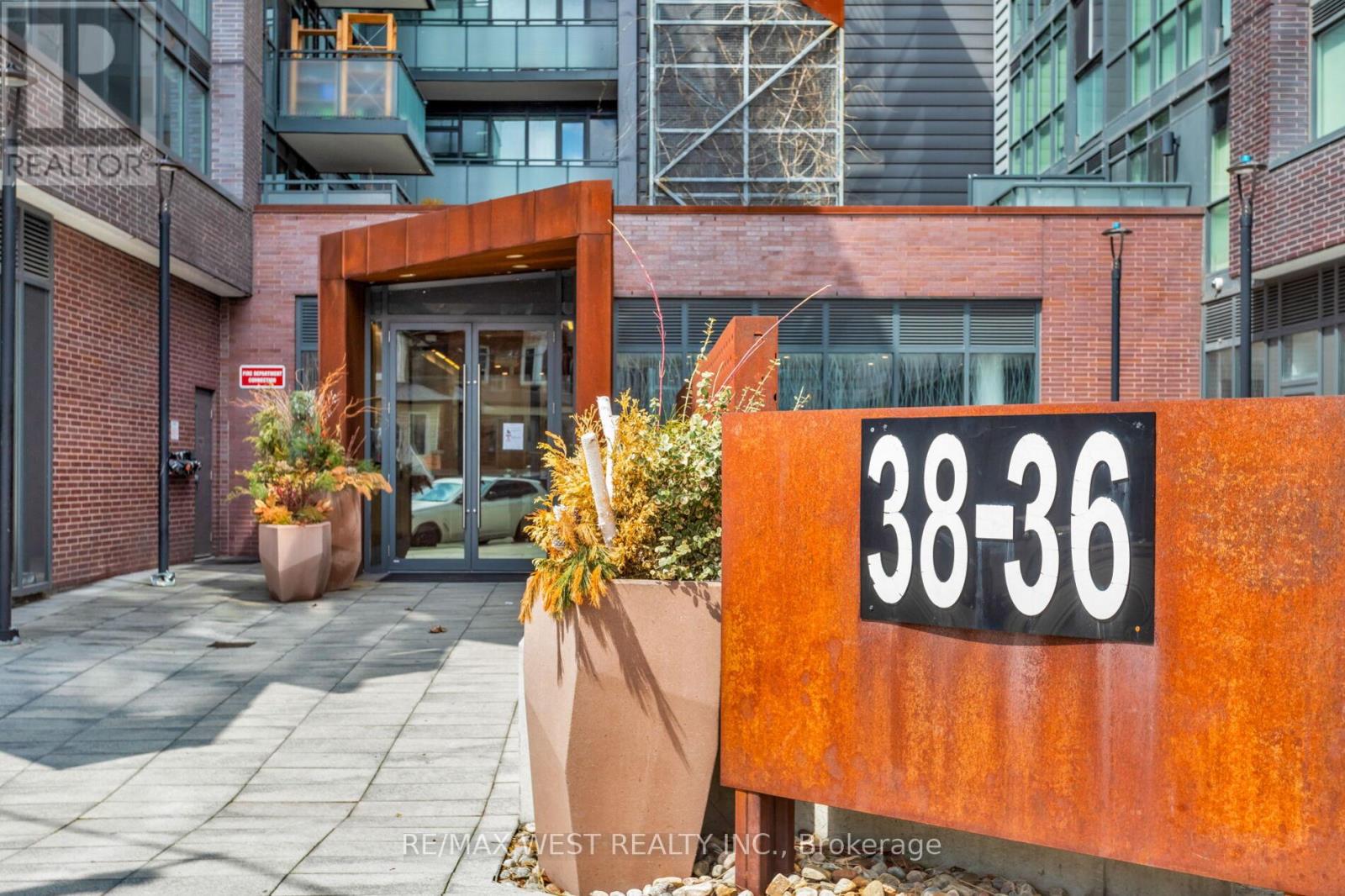 603 - 36 Howard Park Avenue, Toronto, Ontario  M6R 0A5 - Photo 4 - W12996710