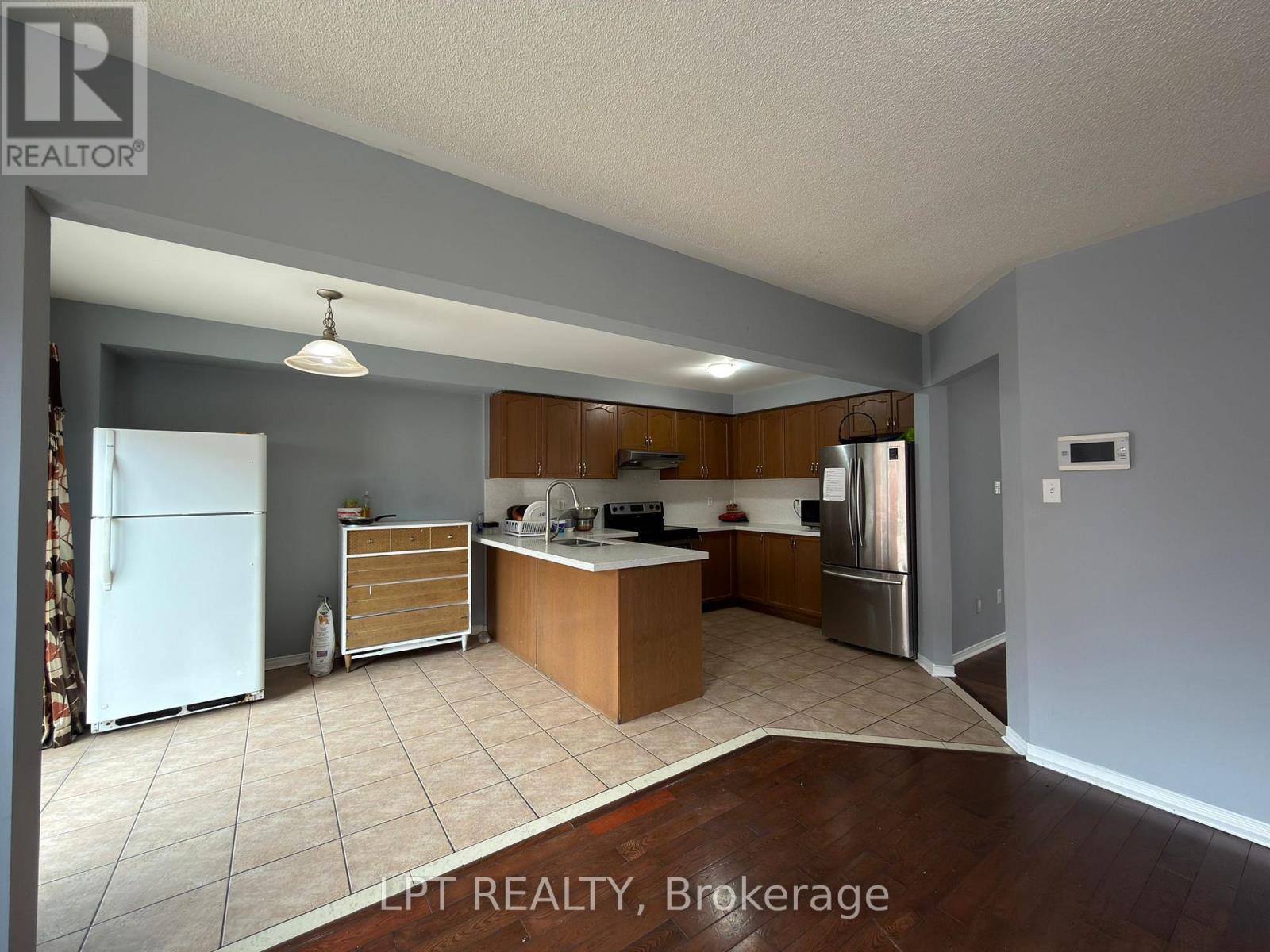 112 Bushmill Circle, Brampton, Ontario  L7A 0K6 - Photo 4 - W12996792