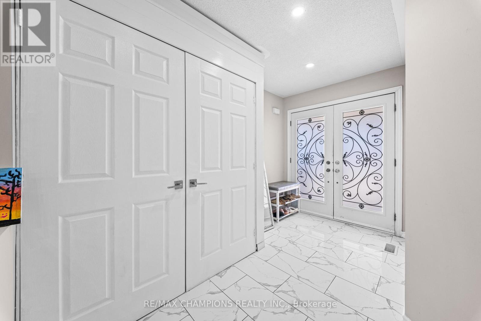 125 Tiller Trail, Brampton, Ontario  L6X 4S9 - Photo 4 - W12996816