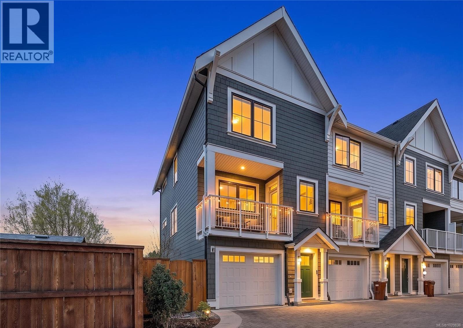 TH19 3450 Whittier Ave, Saanich, British Columbia