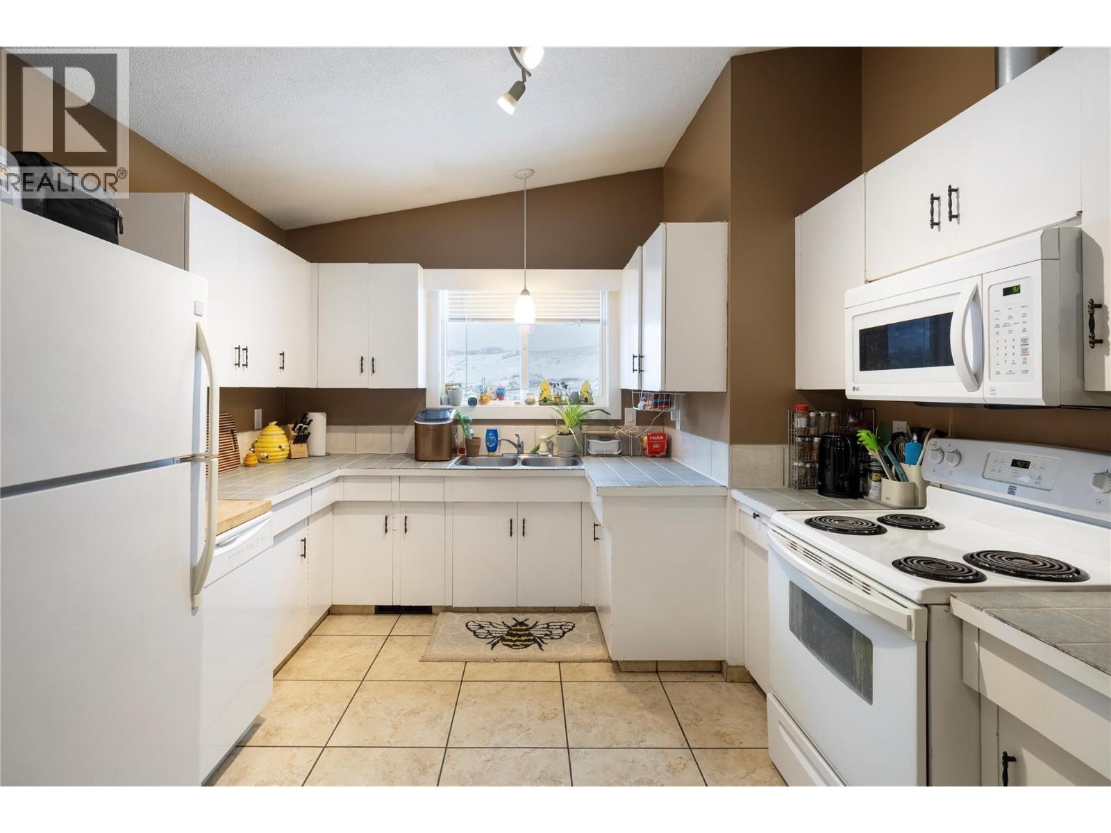 1601 37th Street, Vernon, British Columbia  V1T 6G2 - Photo 7 - 10379536