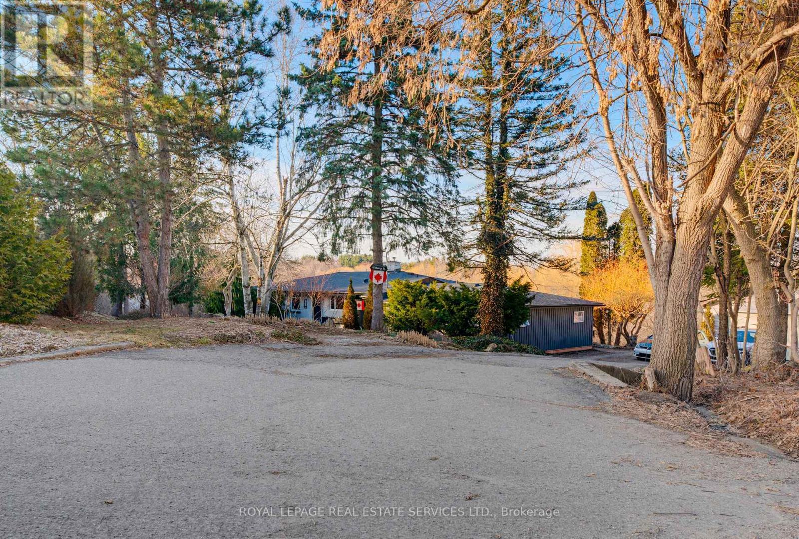 18 Cherry Street, Halton Hills, Ontario  L7G 3J8 - Photo 3 - W12933612