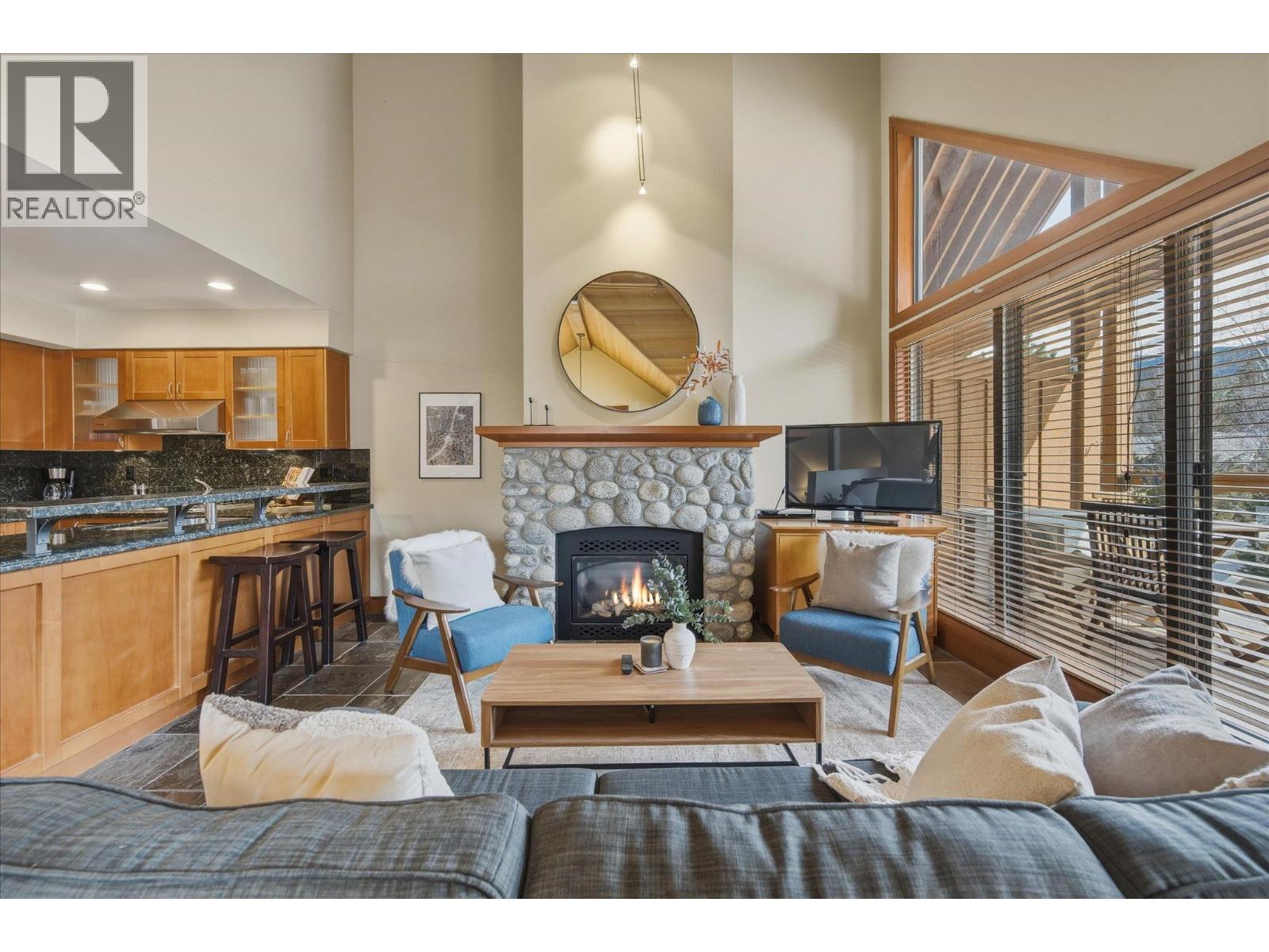 4827 Casabella Crescent, Whistler, British Columbia  V8E 0Z4 - Photo 2 - R3111098