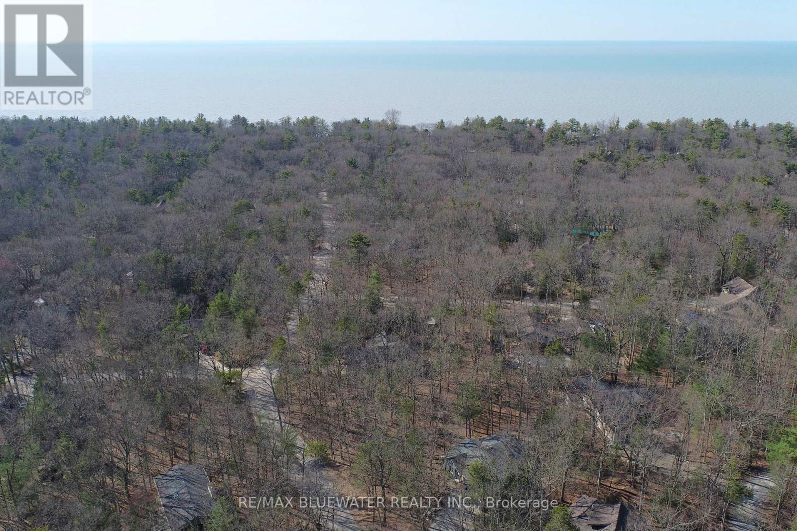 10296 Grand Oaks Drive, Lambton Shores, Ontario  N0M 1T0 - Photo 17 - X12996956