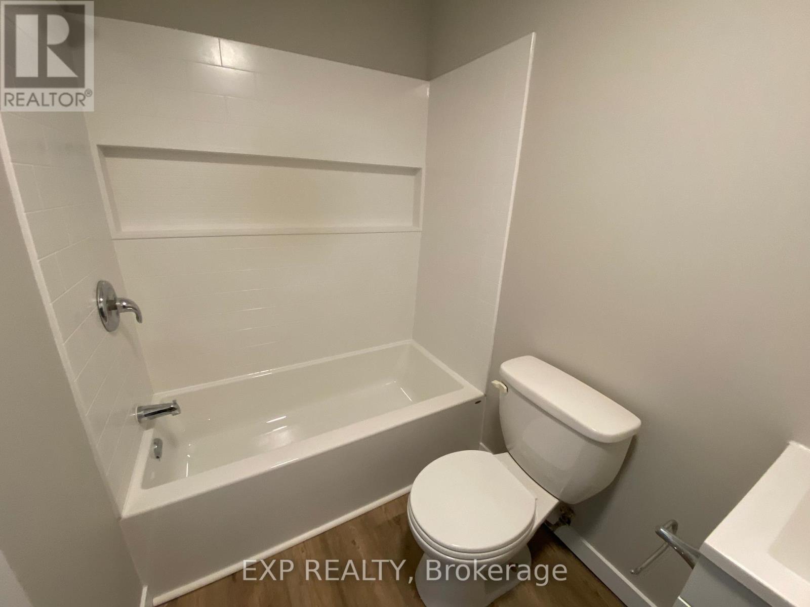 50 Central Avenue W, Brockville, Ontario K6V 4N7 - Photo 6 - X12996878