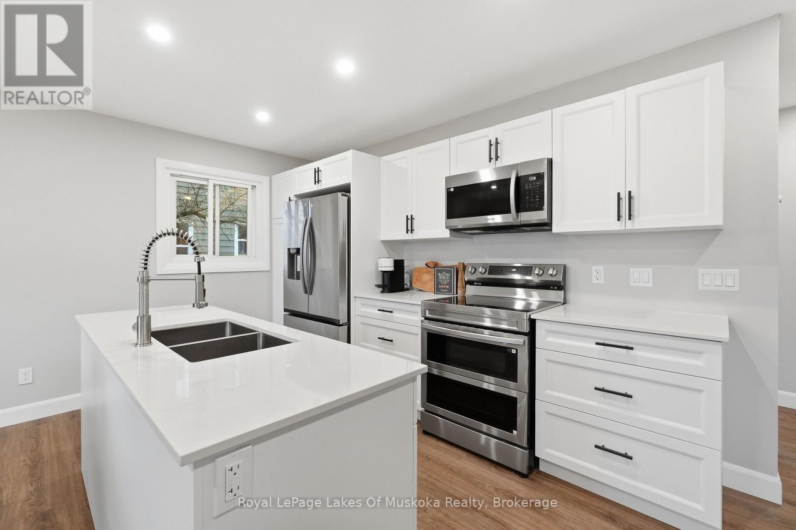 12 Manominee Street, Huntsville, Ontario  P1H 1H2 - Photo 6 - X12996660