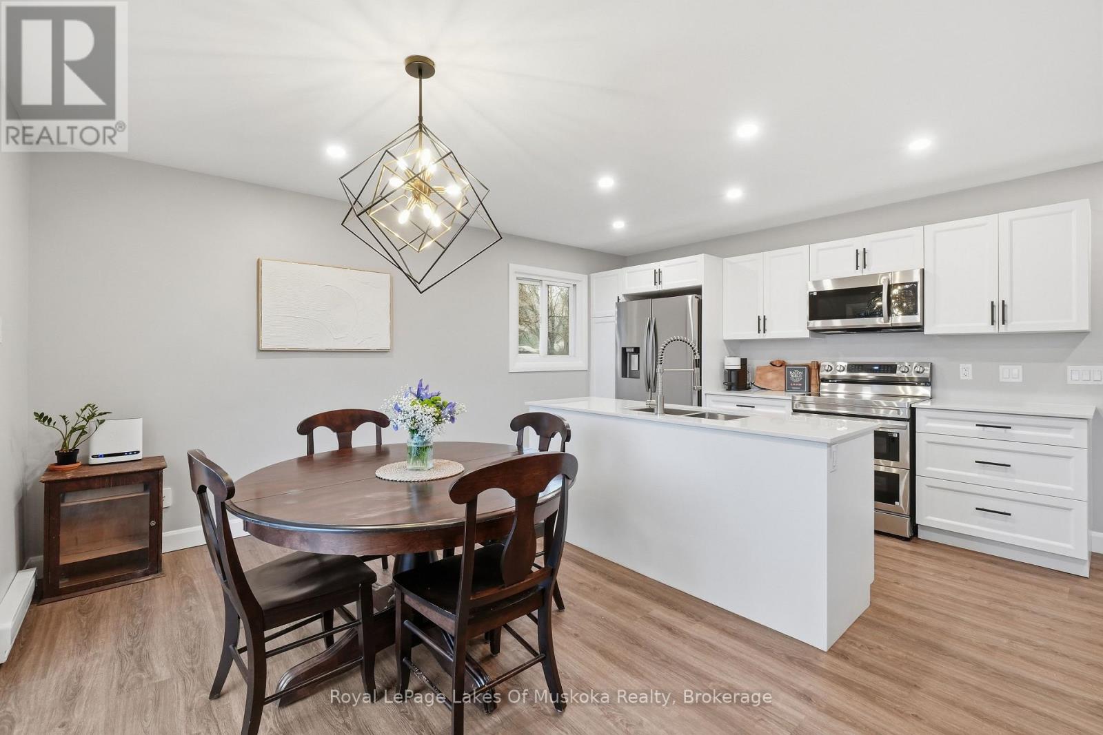 12 Manominee Street, Huntsville, Ontario  P1H 1H2 - Photo 2 - X12996660