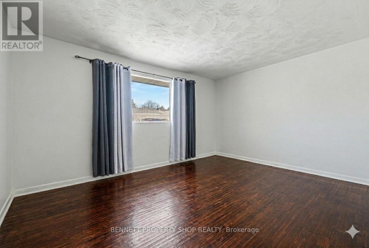 1112 Cobden Road, Ottawa, Ontario  K2C 2Z2 - Photo 2 - X12943642
