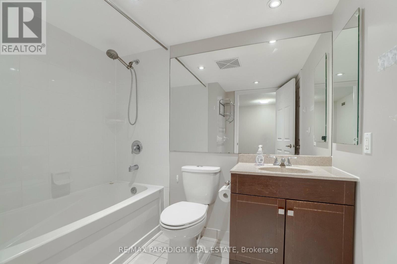 213 - 270 Wellington Street W, Toronto, Ontario  M5V 3P5 - Photo 11 - C12996852