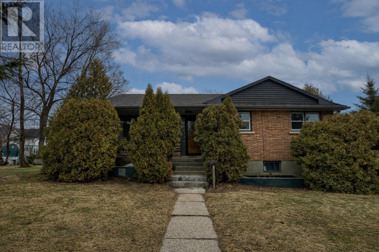 332 Dawson ST E, THUNDER BAY, Ontario