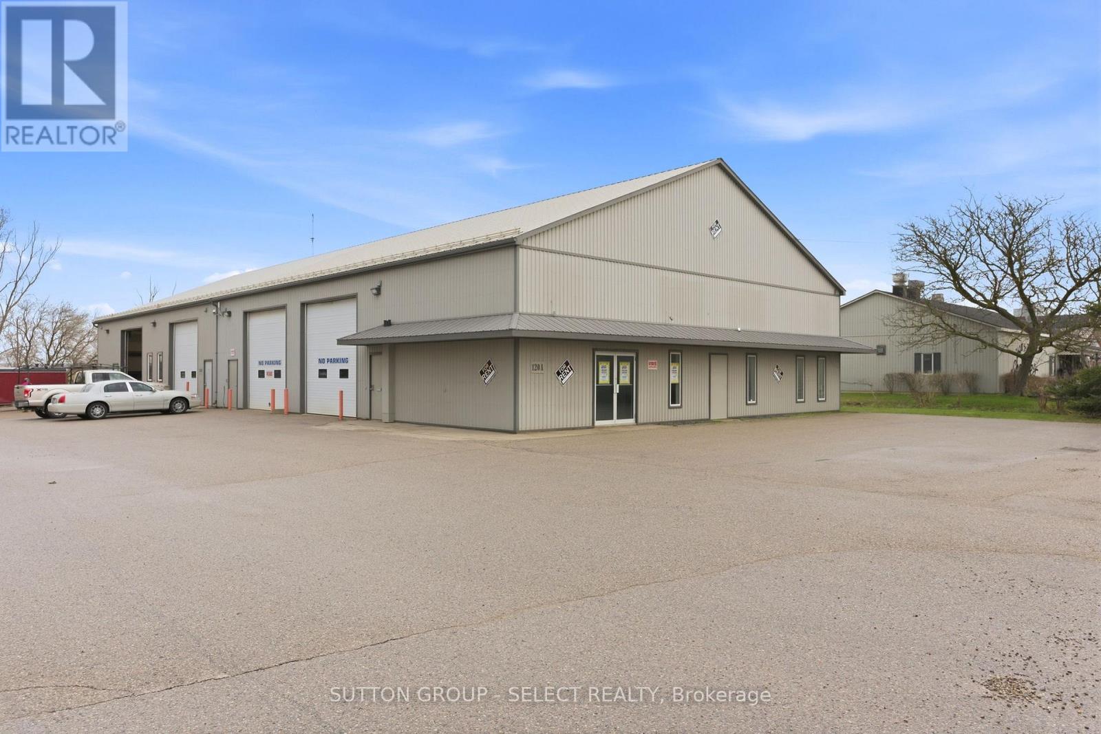 120 Thames Road W, South Huron, Ontario  N0M 1S3 - Photo 2 - X12930518