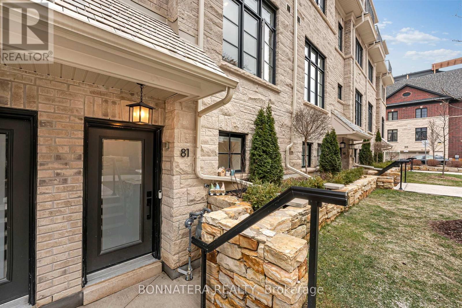 81 - 15 Lunar Crescent, Mississauga, Ontario  L5M 2R6 - Photo 3 - W12996920